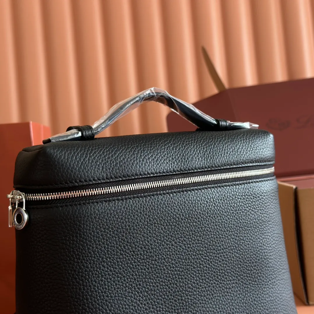 p1360💋💋💋【Original leather all-steel configuration counter complete package】Loro pianaExtra Pocket L23.5 Backpack Calfskin/Goods This Extra Pocket soft calfskin backpack has a unique trapezoidal appearance. A hint of natural grain gives the backpack character and enhances the softness of the leather. The practical design makes it the ideal accessory for busy everyday life. Dimensions: Length 21✖️Height 23.5✖️Width 8cm Dimensions are measured manually, please understand if there are slight errors Leather handle with shoulder strap Two-way zipper closure, zipper pull embellished with MY Charms pendant